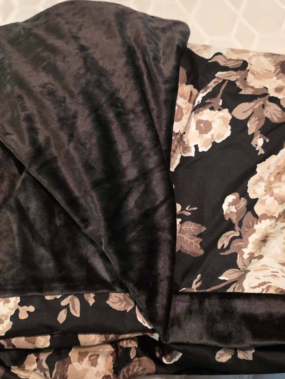 Betsyville King Size Duvet With Shams. Reversable. Goth Floral. Betsy Johnson